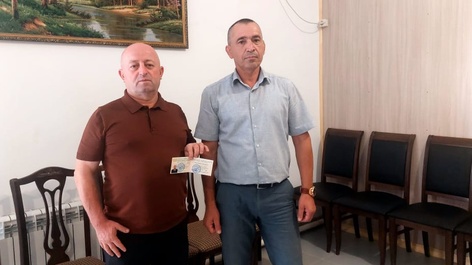 Вручение удостоверения "Ветерана труда" Гюсееву С.Г.